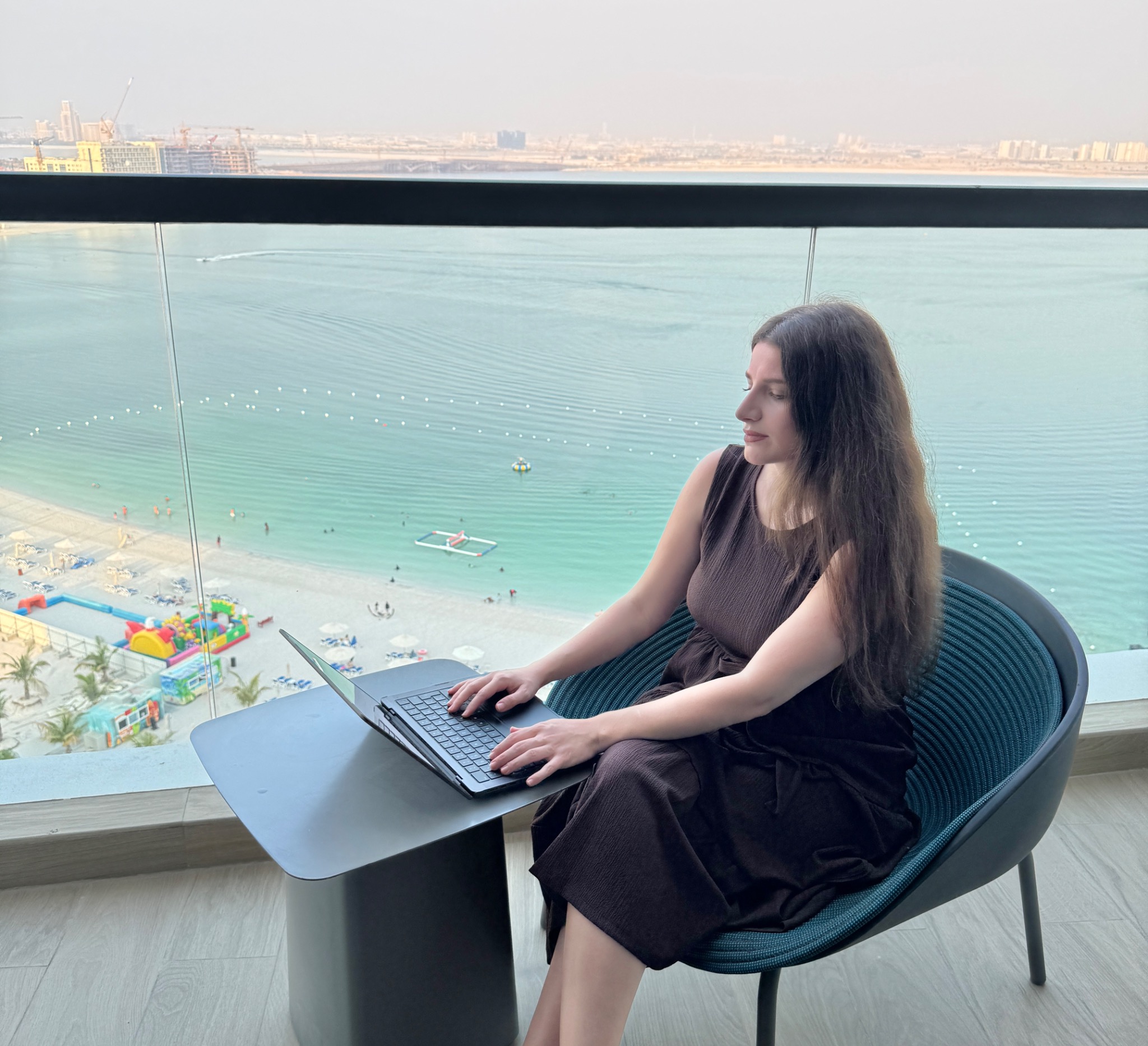 Sevil arbeitet mit ihrem Laptop auf dem Balkon